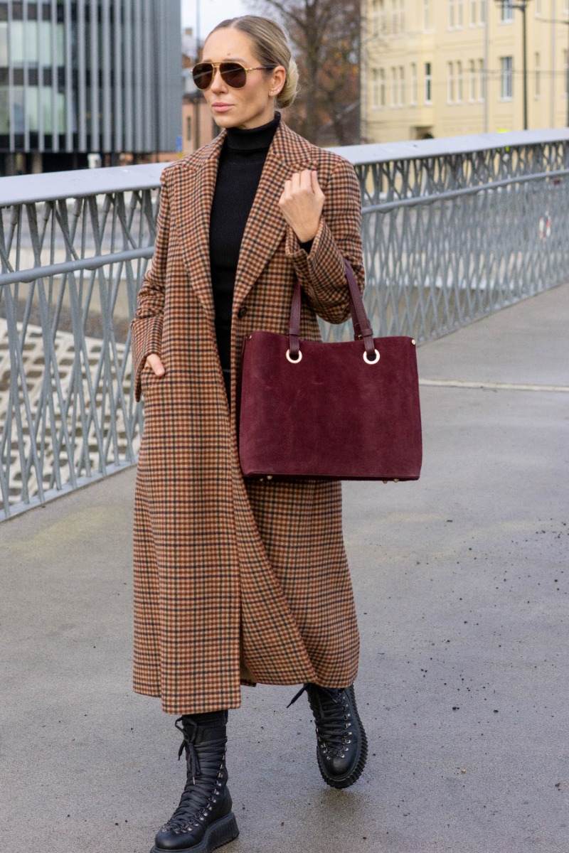 Elegantiška verstos odos rankinė palaikanti savo formą