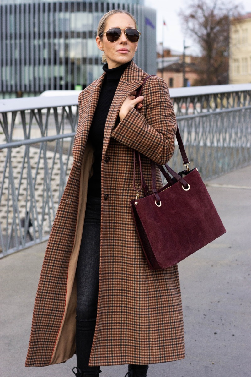 Elegantiška verstos odos rankinė palaikanti savo formą