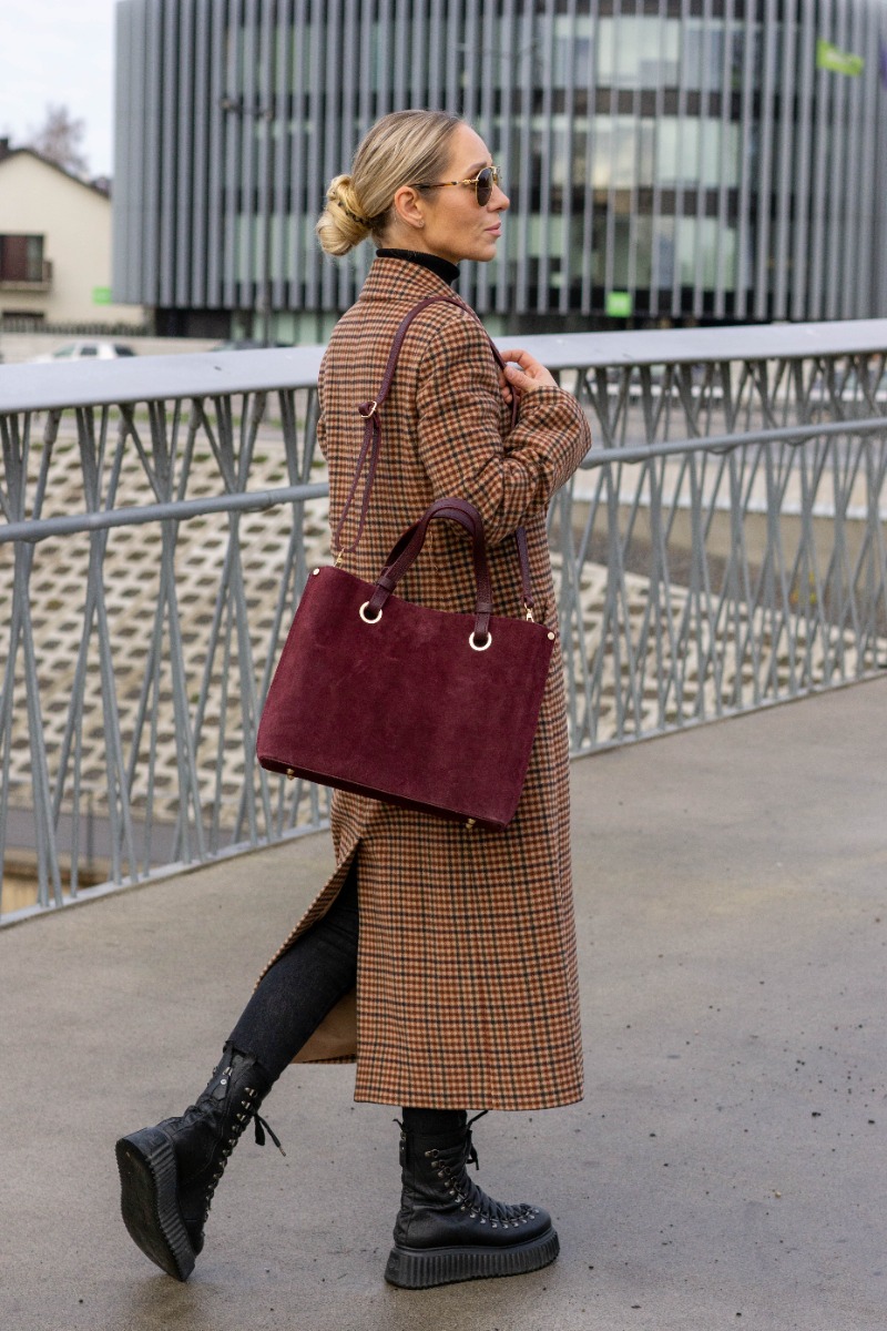 Elegantiška verstos odos rankinė palaikanti savo formą