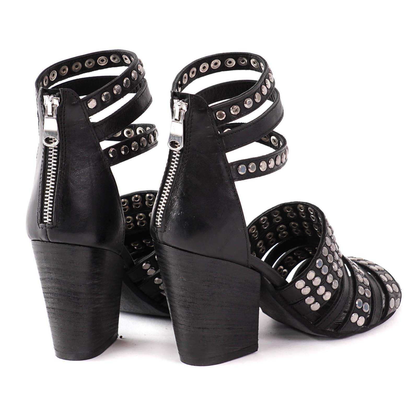 Vasarinės basutės uždaru kulnu