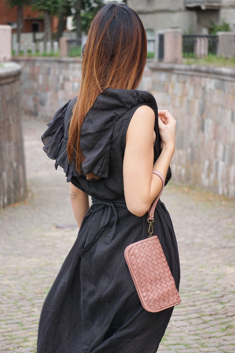 Rožinė natūralios pintos odos piniginė