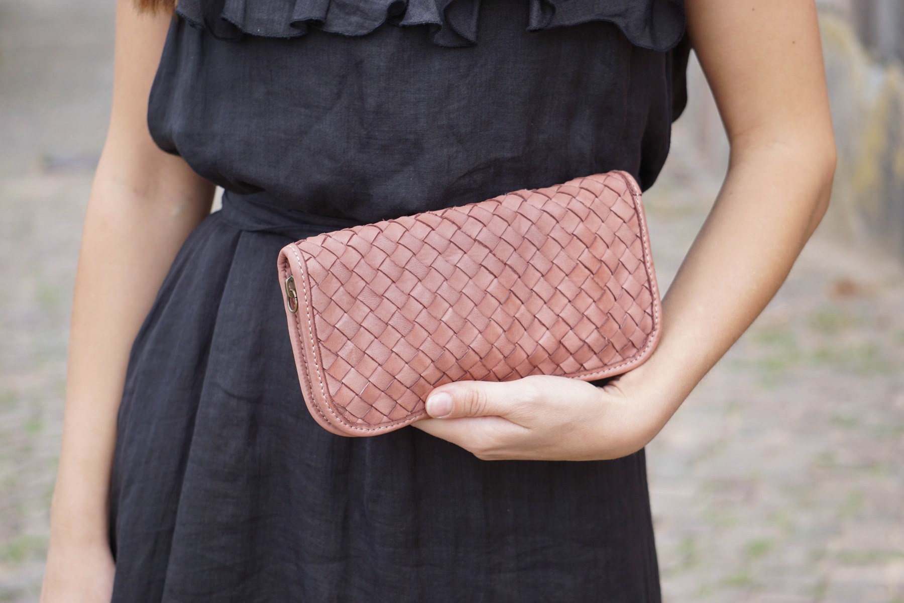 Rožinė natūralios pintos odos piniginė