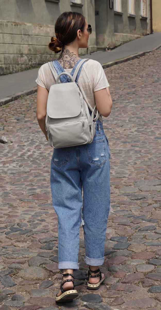 Šviesios pastelinės pilkos spalvos odinė kuprinė