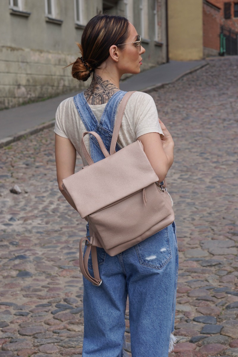 Natūralios odos moteriška kuprinė su kišenėmis