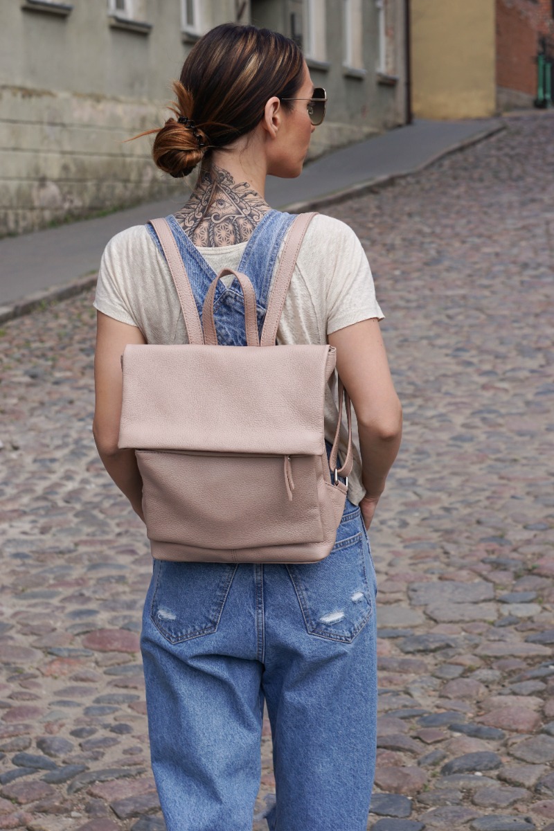 Natūralios odos moteriška kuprinė su kišenėmis