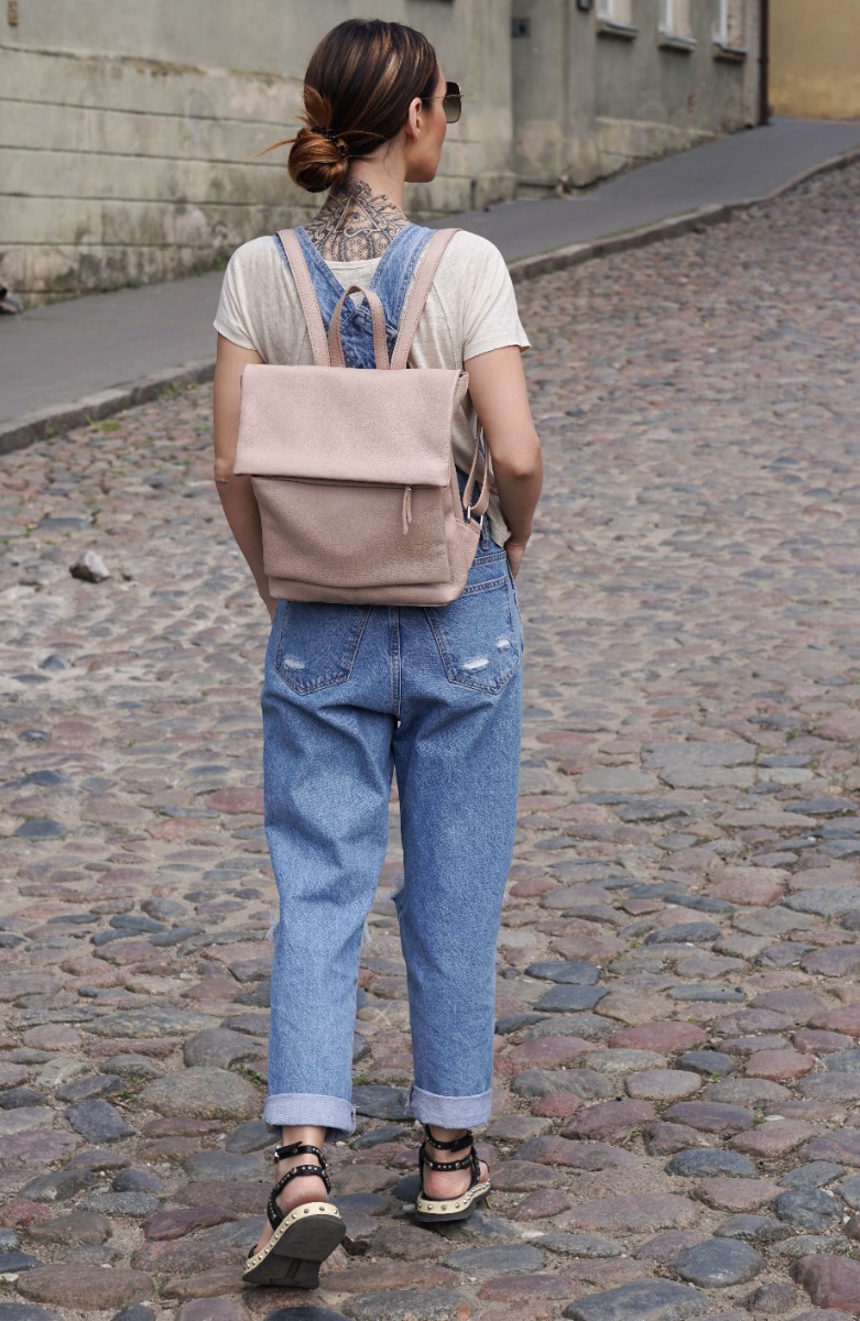 Natūralios odos moteriška kuprinė su kišenėmis