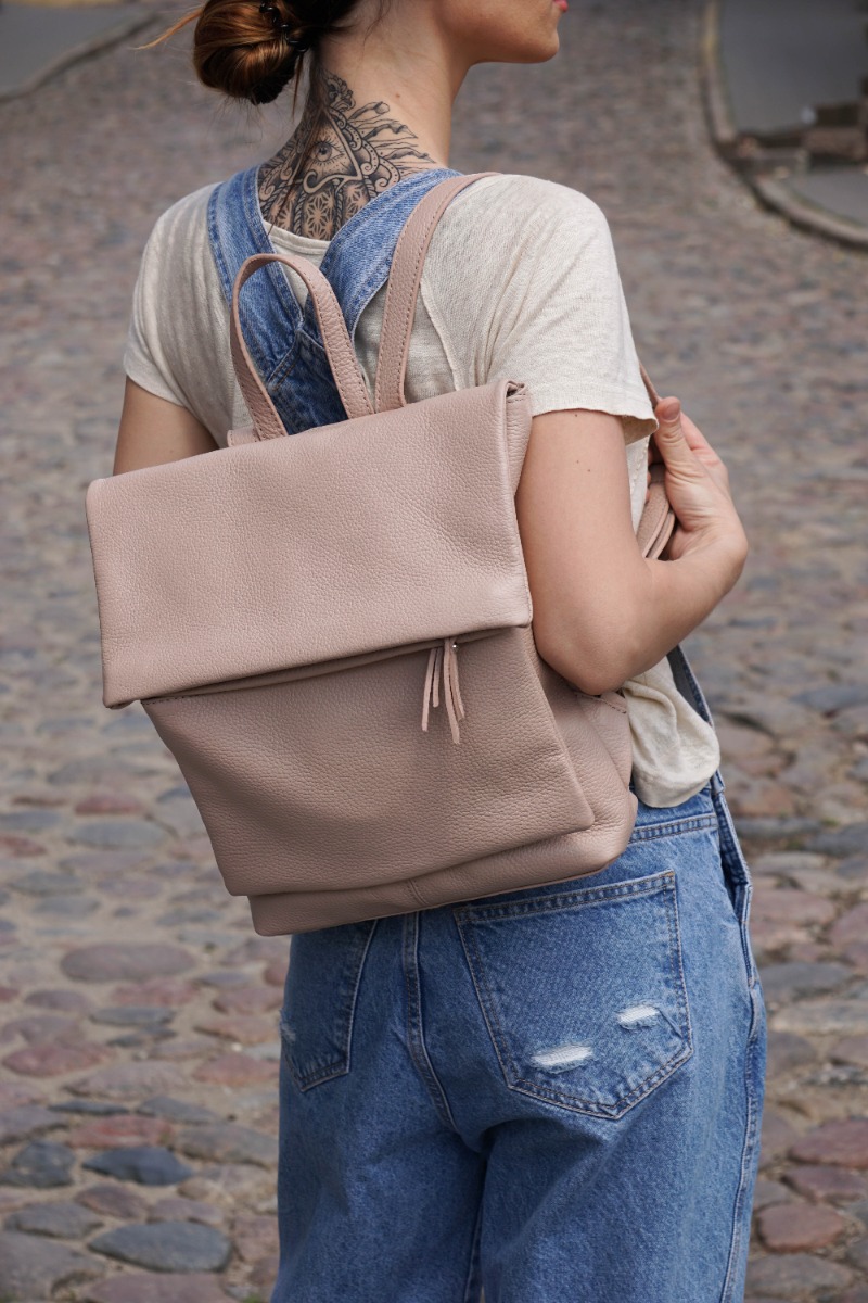 Natūralios odos moteriška kuprinė su kišenėmis