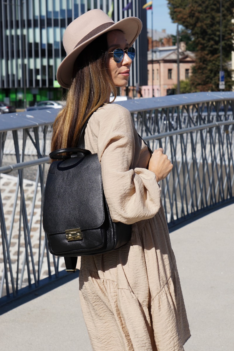 Elegantiška natūralios odos juoda kuprinė su sagtele