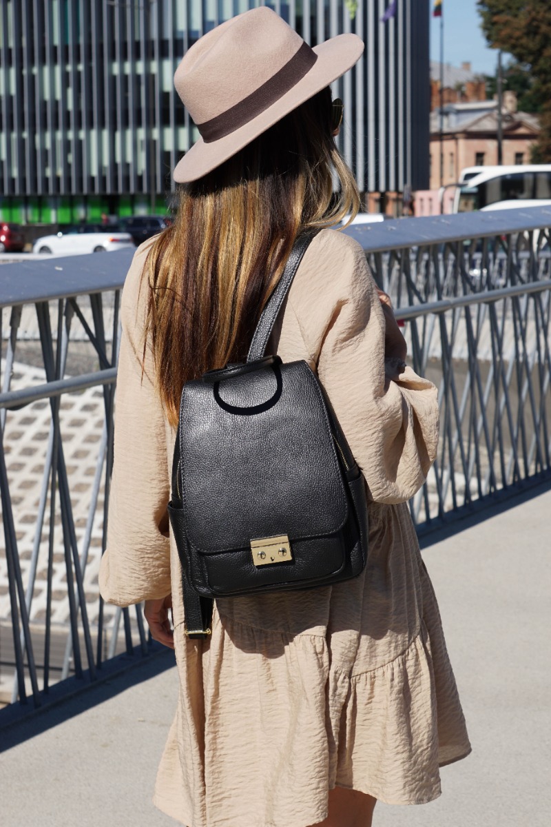 Elegantiška natūralios odos juoda kuprinė su sagtele