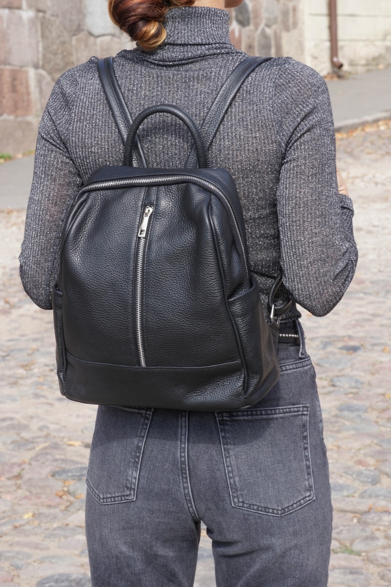 Minkštos odos Itališka juoda kuprinė