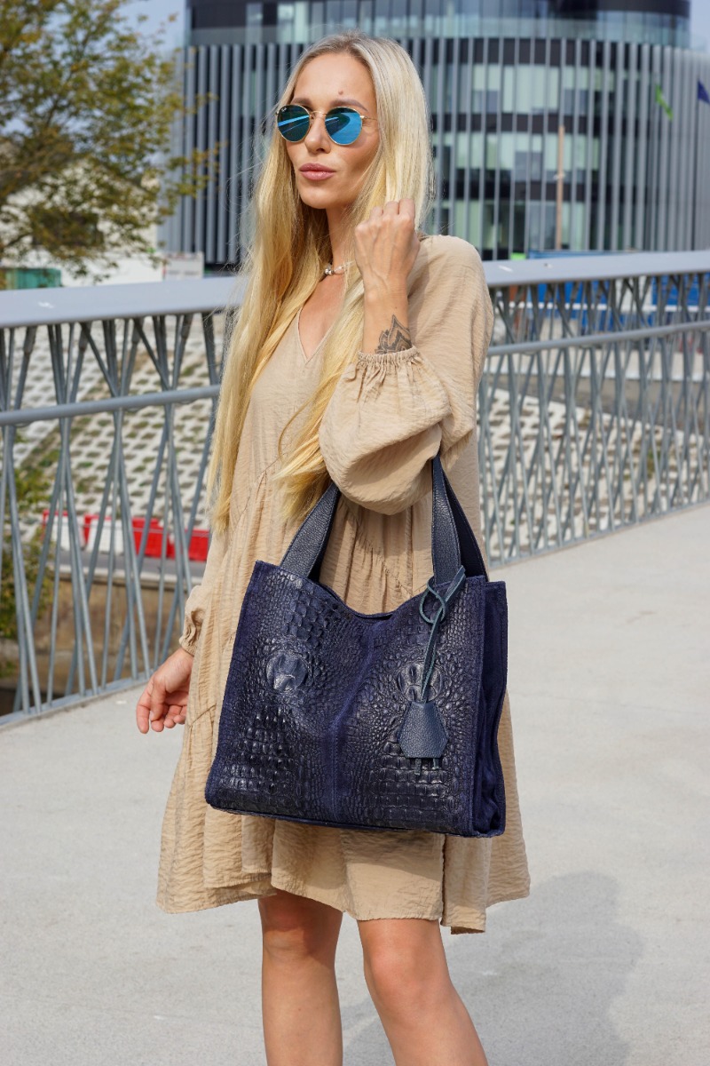 Tamsiai mėlyna verstos odos rankinė su roplio odos išvaizda