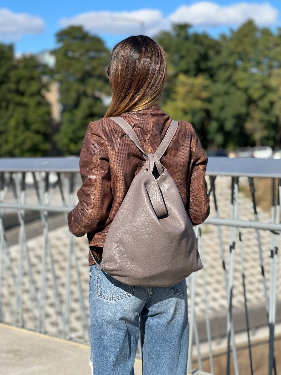 Pilka minkštos Itališkos odos rankinė ir kuprinė viename