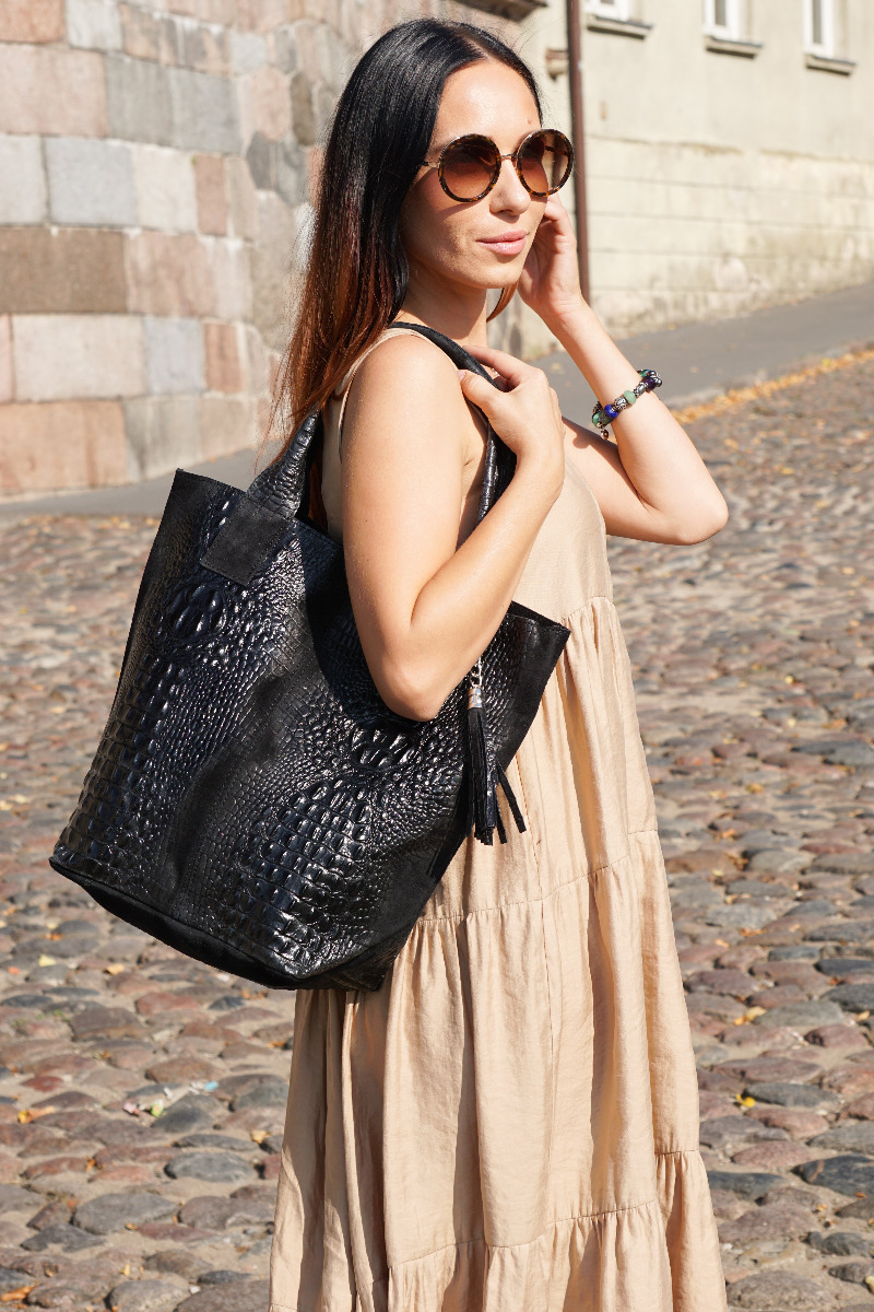 Juoda verstos odos rankinė su krokodilo raštu 