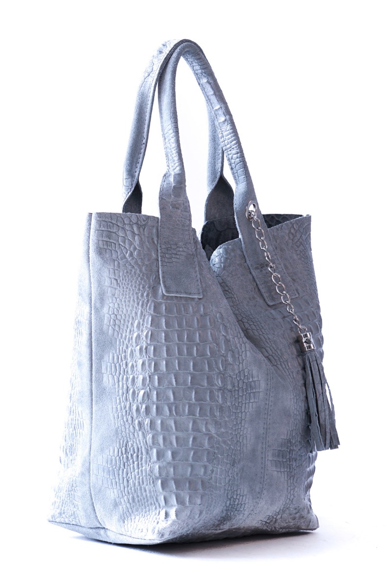 Verstos odos rankinė šviesiai pilka su roplio išvaizda