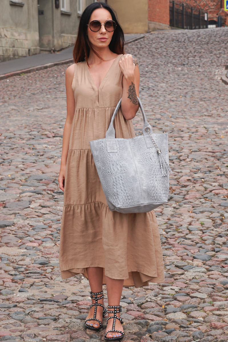 Verstos odos rankinė šviesiai pilka su roplio išvaizda