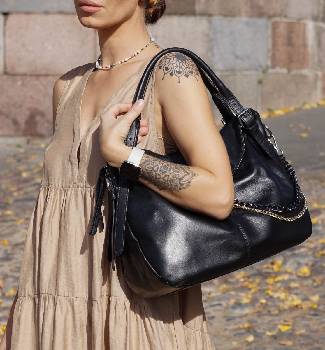 Natūralios odos Itališka juoda rankinė dekoruota grandinėlėmis