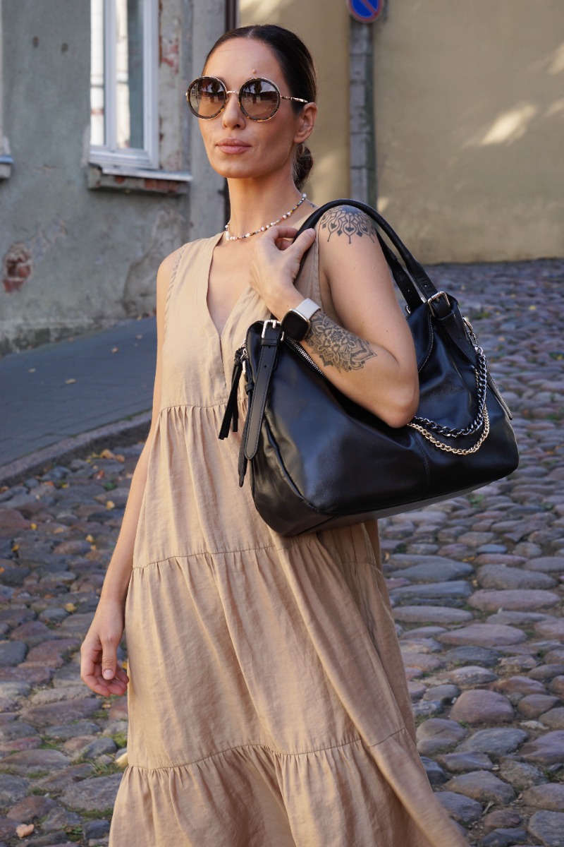 Natūralios odos Itališka juoda rankinė dekoruota grandinėlėmis