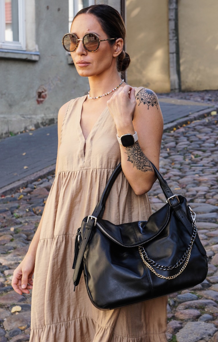 Natūralios odos Itališka juoda rankinė dekoruota grandinėlėmis