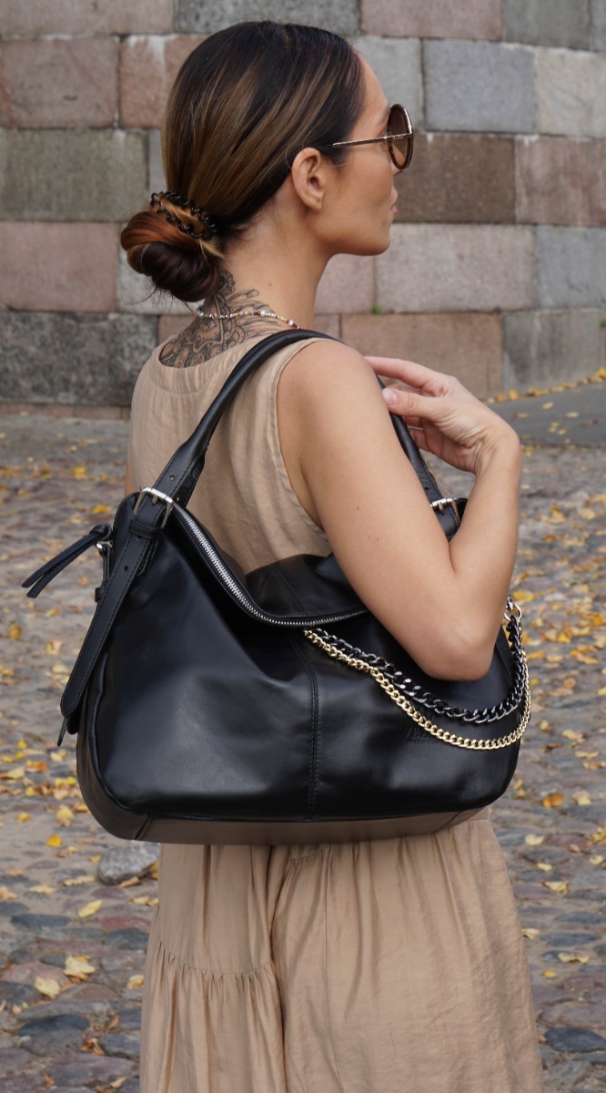 Natūralios odos Itališka juoda rankinė dekoruota grandinėlėmis