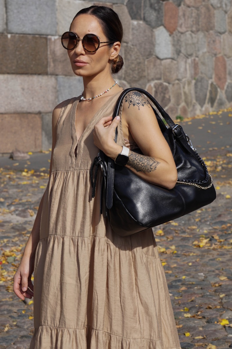 Natūralios odos Itališka juoda rankinė dekoruota grandinėlėmis